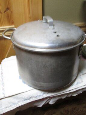 Leyes Aluminum 6 qt stockpot with steamer basket vented top